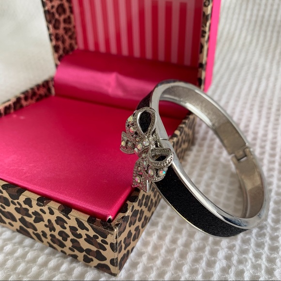 Betsy Johnson Rhinestone Bow Glitter Bangle Bracelet Black/silver - Picture 2 of 12